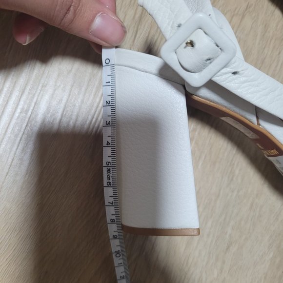 White leather strappy heel sandals Le Chateau - Picture 7 of 7